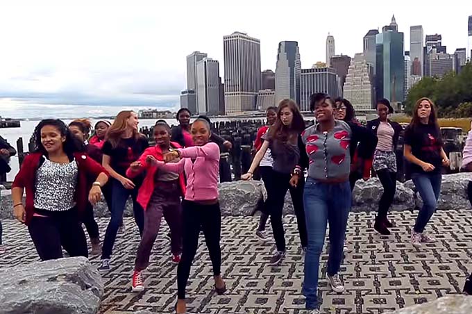“One Billion Rising”, il mondo  canta e balla per dire no alla violenza sulle donne
