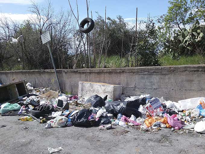Biancavilla, permane la discarica in via del Trebbiatore