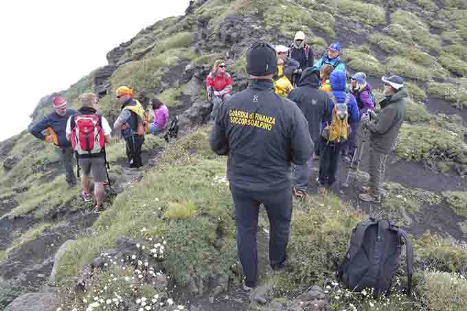 Etna, il Soccorso Alpino delle Fiamme Gialle guida non vedenti in escursione