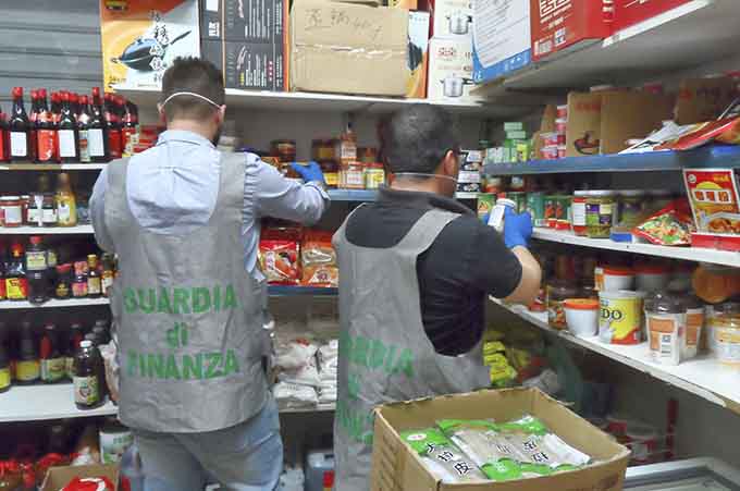 Catania, Guardia di Finanza sequestra 2 tonnellate di prodotti cinesi non idonei al consumo
