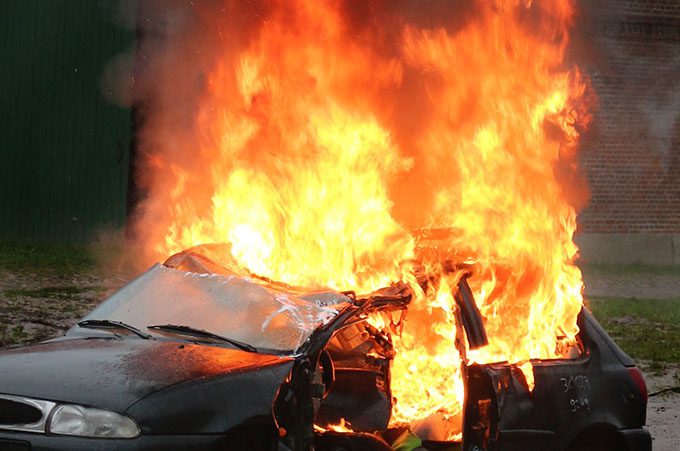 Biancavilla, auto in fiamme ieri sera in via Tutte Grazie