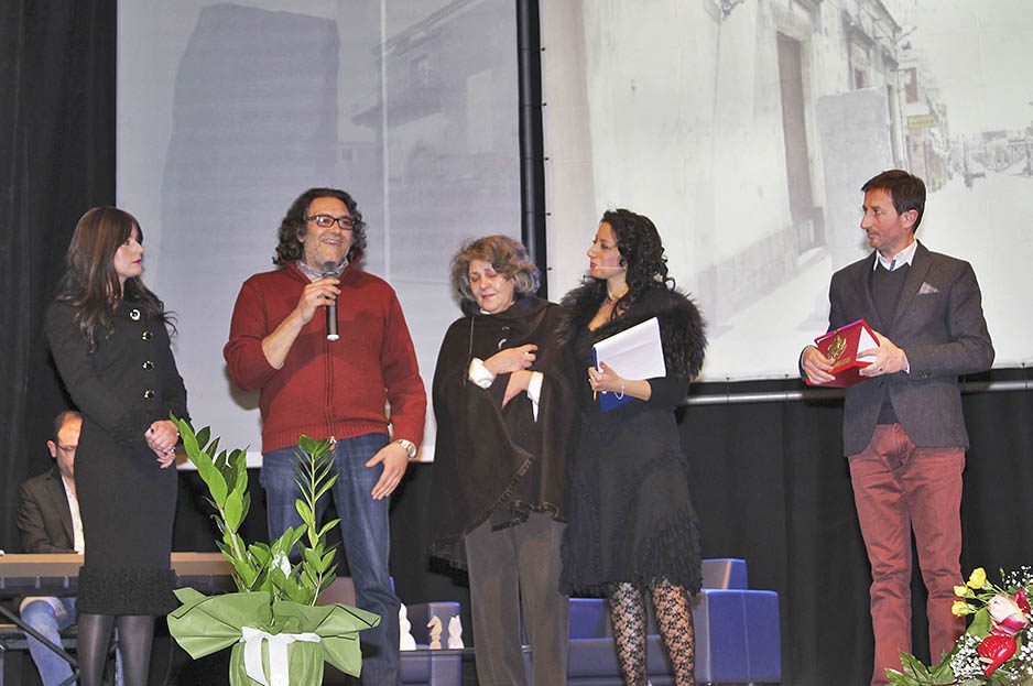 I familiari di Nuccio Marino insieme al sindaco Carlo Caputo e all'assessore alla Cultura Bianca Prezzavento