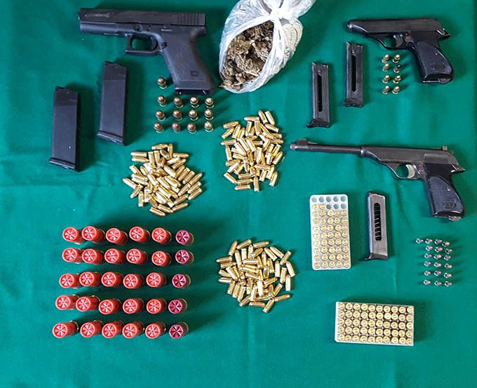 Catania, nascondeva in casa armi e droga: arrestato 26enne