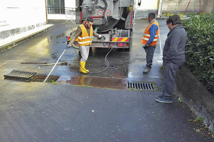 Belpasso, in atto la pulizia dei tombini