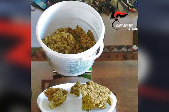 Nicolosi, mezzo chilo d’erba in casa: arrestato impiegato insospettabile