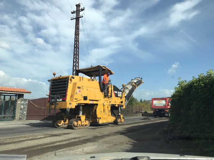Giro d’Italia, a Santa Maria di Licodia si asfaltano le strade