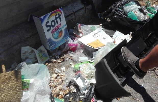 Santa Maria di Licodia, nuovo abbandono rifiuti: l’incivile ha lasciato il suo nome