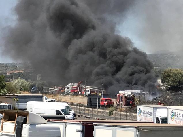 Santa Maria di Licodia: terribile incendio distrutte diverse vetture