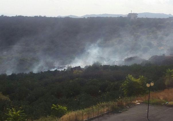 Biancavilla, incendio questo pomeriggio a ridosso del paese
