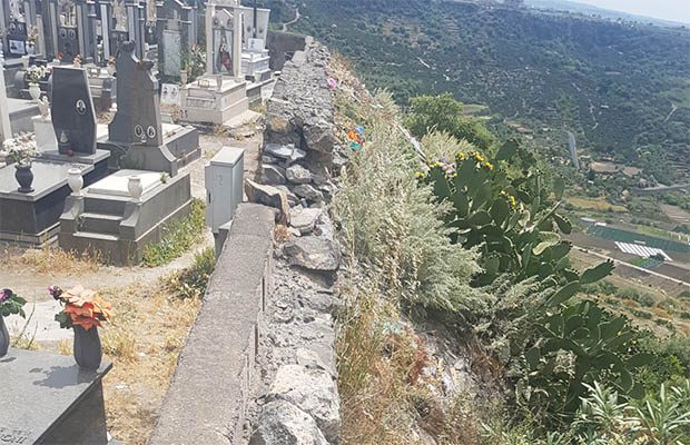 Adrano. Scarico edile oltre il muro del cimitero, denuncia del M5S