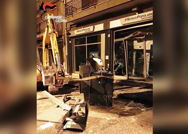 Misterbianco, l’arrivo della “gazzella” fa fallire il furto del bancomat