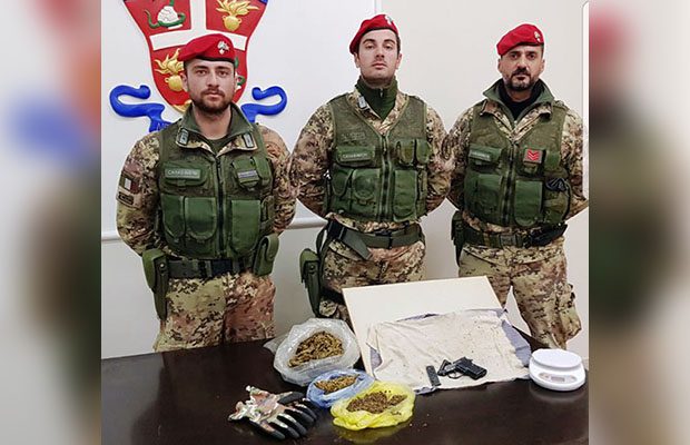 Paternò. Rinvenuti pistola e droga a Pizzo Scalilla