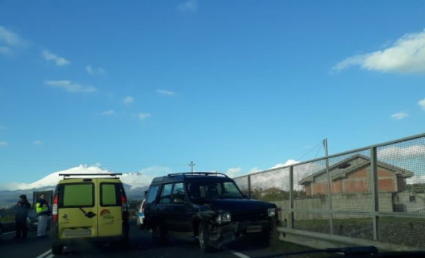 Paternò, incidente sulla Strada Statale 284