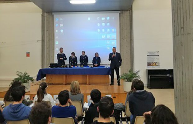 “Questo non è amore”, il questore di Catania incontra gli studenti
