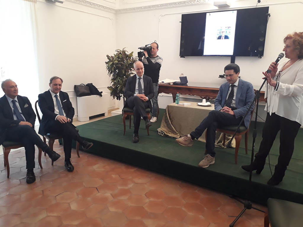 Paternò, presentato il libro “Un paese senza leader”