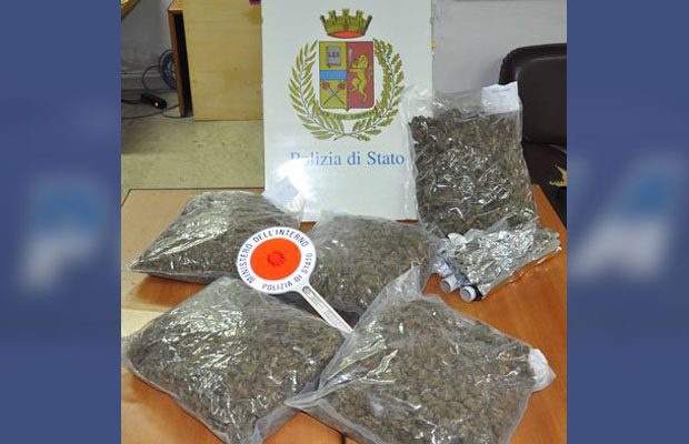 Adrano. Cinque chili di droga in auto, arrestato 27enne