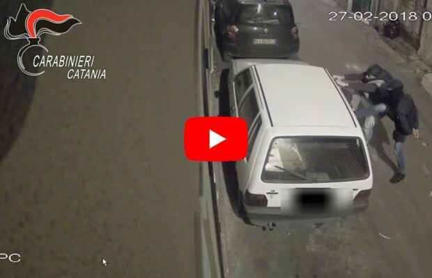 Paternò: arrestati due giovani per l’incendio di 14 auto (VIDEO)