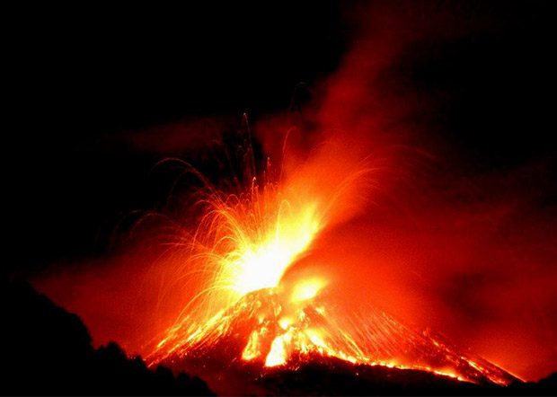 Etna. Il vulcano da spettacolo con una breve eruzione dal Nuovo cratere di Sud-Est