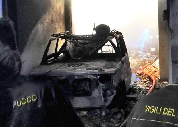 Santa Maria di Licodia. Distrutto dalle fiamme un garage in via Consolazione