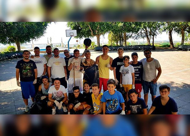 Santa Maria di Licodia. I ragazzi dell’ “Aitna Basketball” ripuliscono il belvedere