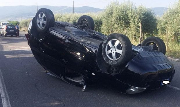 Bronte. Litiga per motivi lavorativi e distrugge l’auto dell’avversario