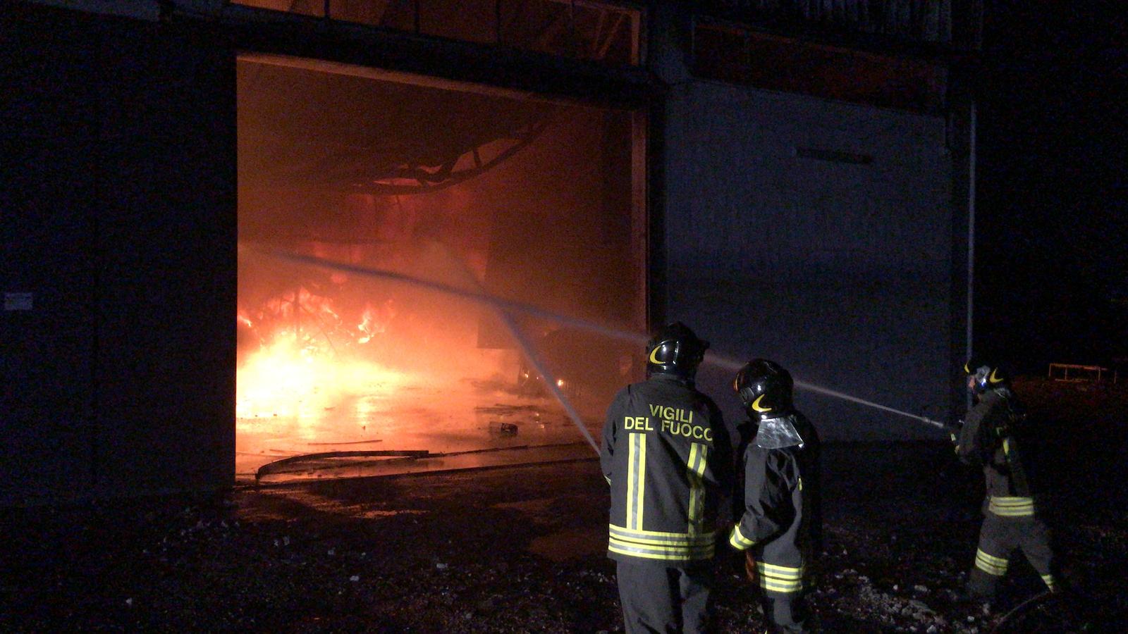 Biancavilla. Incendio al cantiere della nettezza urbana in via del Bottaio: distrutti 8 mezzi