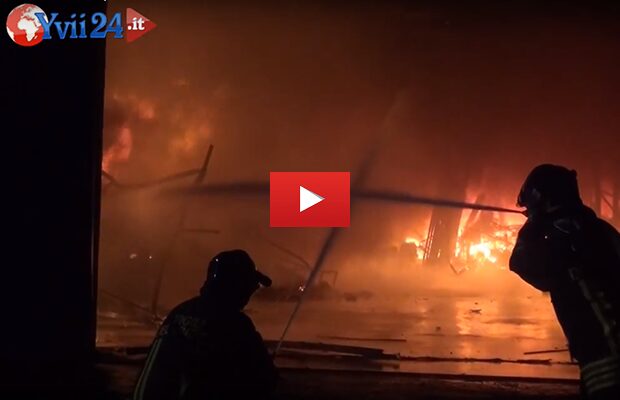 Biancavilla. Incendio devasta l’autoparco della nettezza urbana