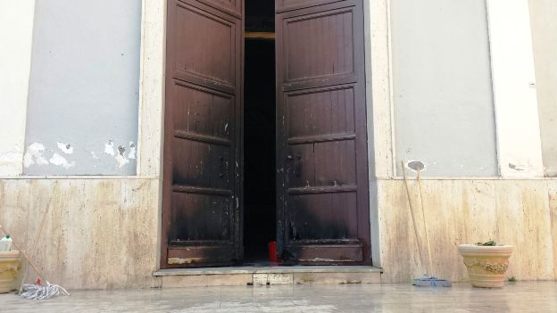 Santa Maria di Licodia. Incendiato portone chiesa Madonna del Carmelo