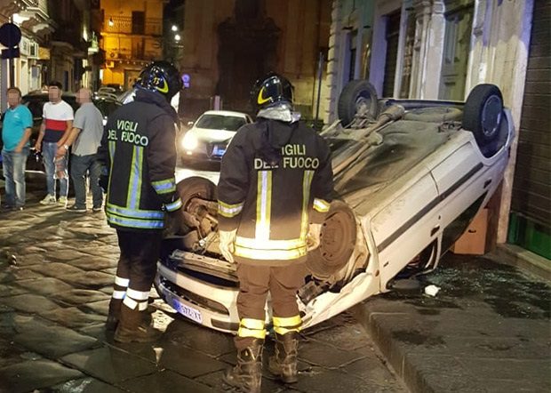 Biancavilla. Cappottata automobile in pieno centro