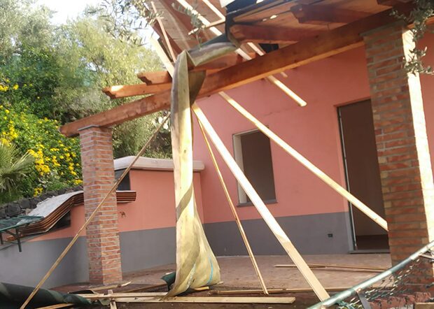 Biancavilla. Ruspe in azione contro casa abusiva in pieno parco dell’Etna