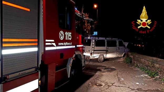 Acireale. Paternese muore travolto dal treno dopo una folle corsa con un furgone