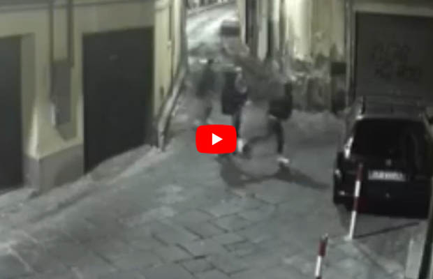 Adrano. Rompono il vetro da un’auto: 4 ragazzini ripresi da videocamera
