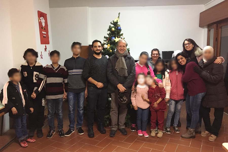 Santa Maria di Licodia. I bambini dello Sprar donano un albero di natale al Comune