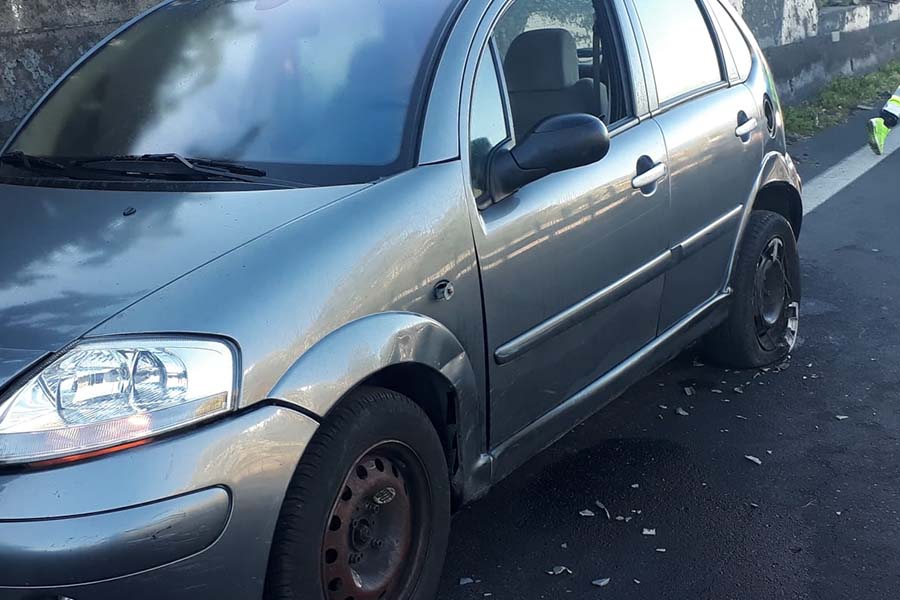Paternò. Furgone travolge un ragazzo con auto in panne