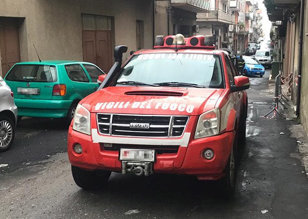 Santa Maria di Licodia. Vigili del fuoco intervengono per crollo di calcinacci