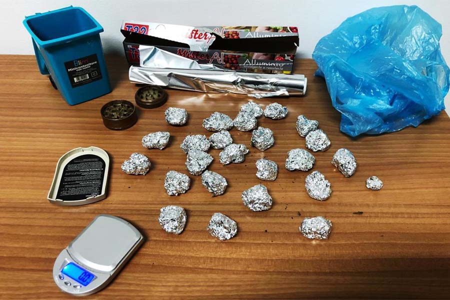 Paternò. Pusher ai Carabinieri: «se entrate in casa vi vengo a cercare e vi sparo!»