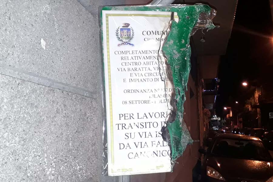 Paternò. Danneggiato cartello dei cantieri idrici