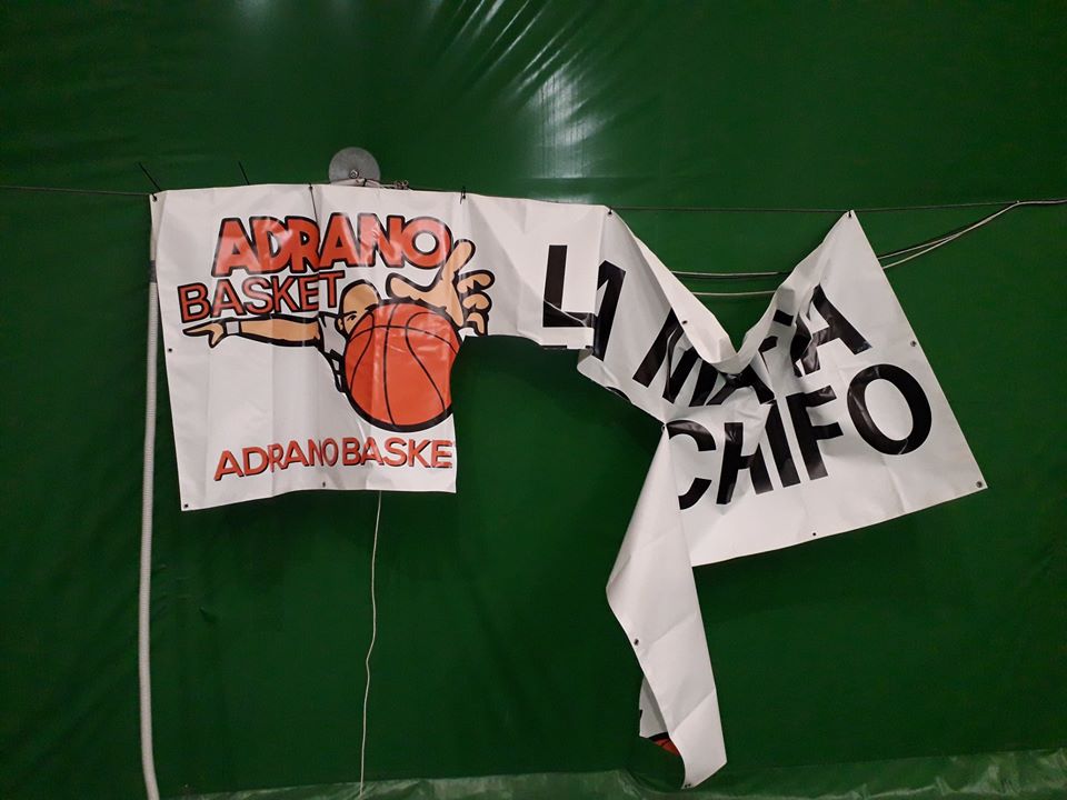 Adrano. Atti vandalici alla tensostruttura