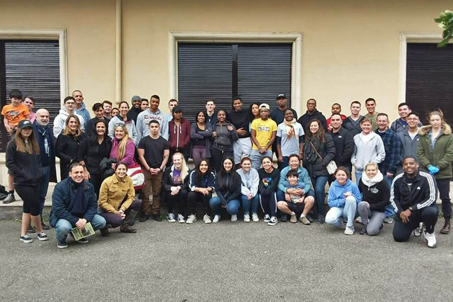 Belpasso. Volontari del Nas Sigonella tinteggiano il Collegio Sava