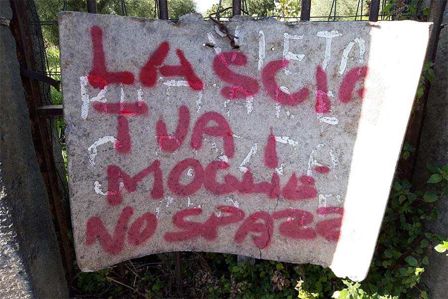 Santa Maria di Licodia. Indignazione per cartello “Lascia tua moglie no spazzatura”