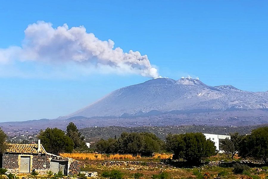 Etna. Emissione di cenere; nel pomeriggio Fontanarossa torna operativo