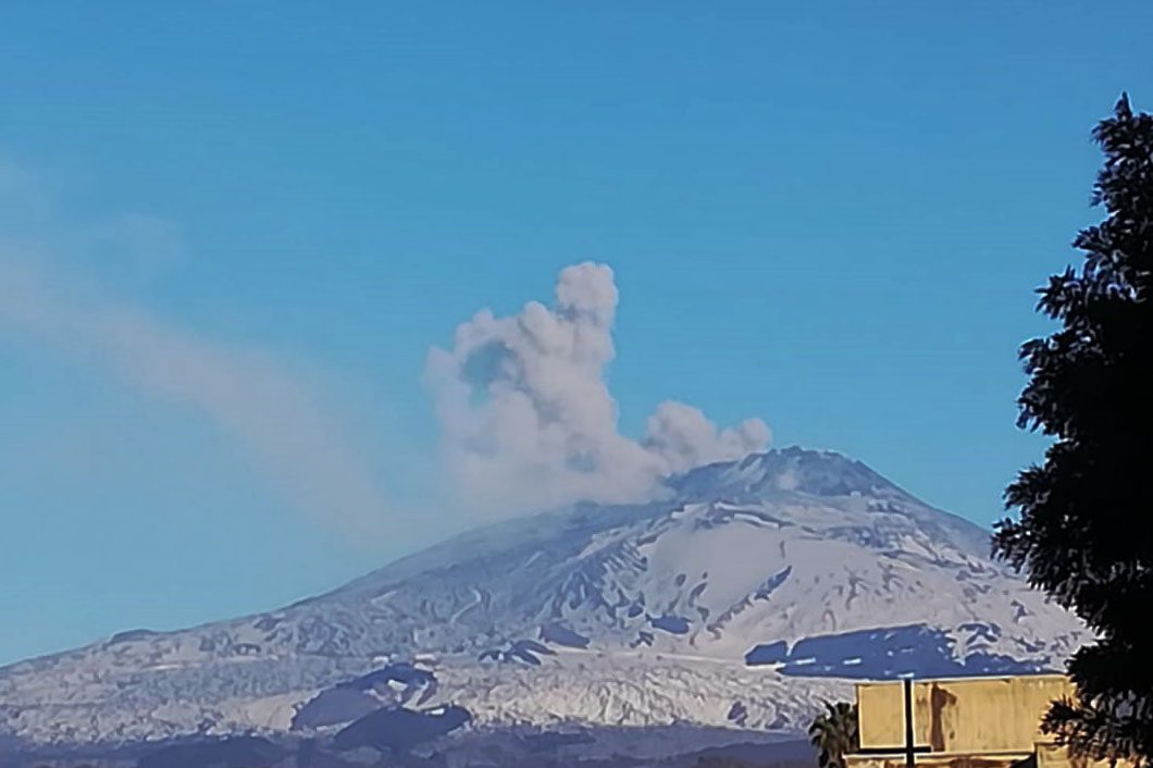 Etna, terremoto ed attività sommitale. Nube di cenere ricade nel versante occidentale