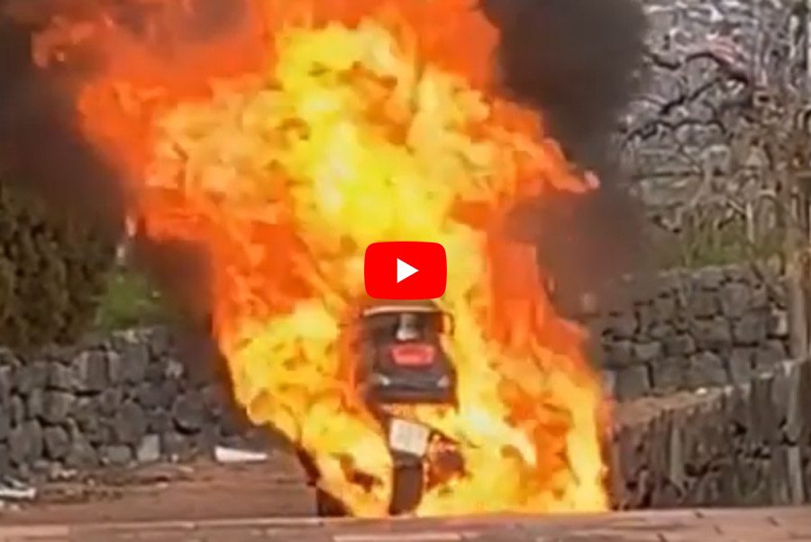 Biancavilla. Incendio scooter alla villa comunale: il VIDEO