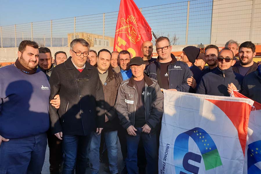 Belpasso. Il sindaco Daniele Motta vicino ai lavoratori della Sirti