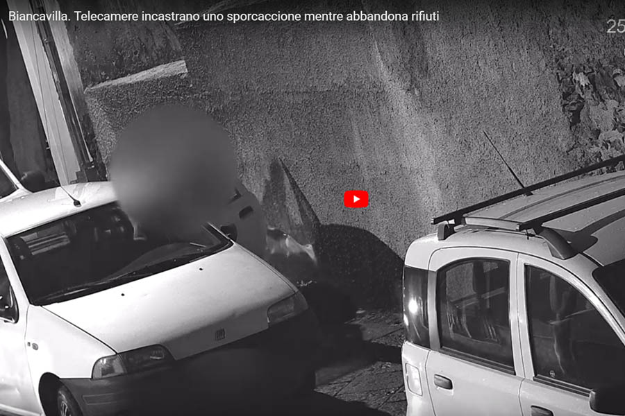 Biancavilla. Le telecamere incastrano uno sporcaccione mentre abbandona un sacco di spazzatura