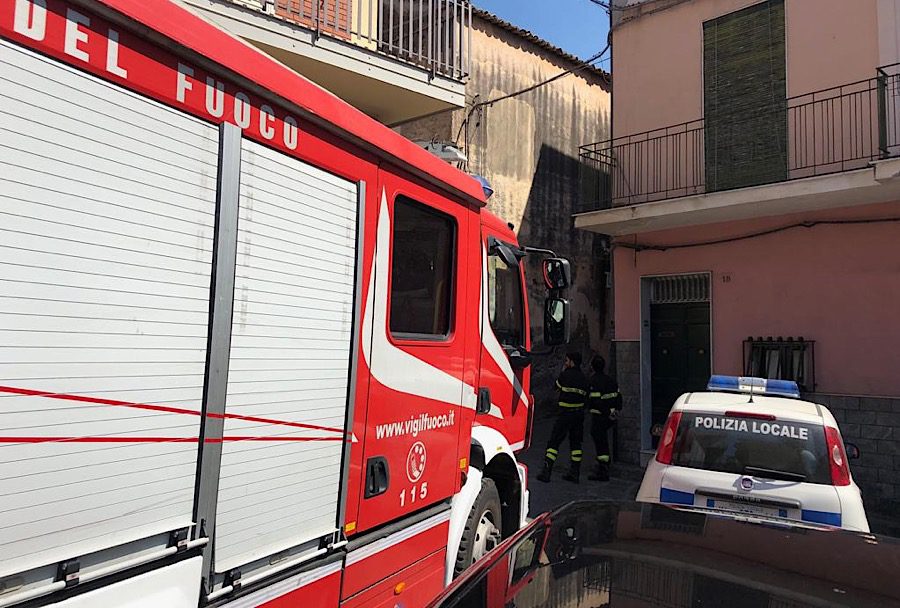 Biancavilla. Crollo intonaci in abitazione di via Castro