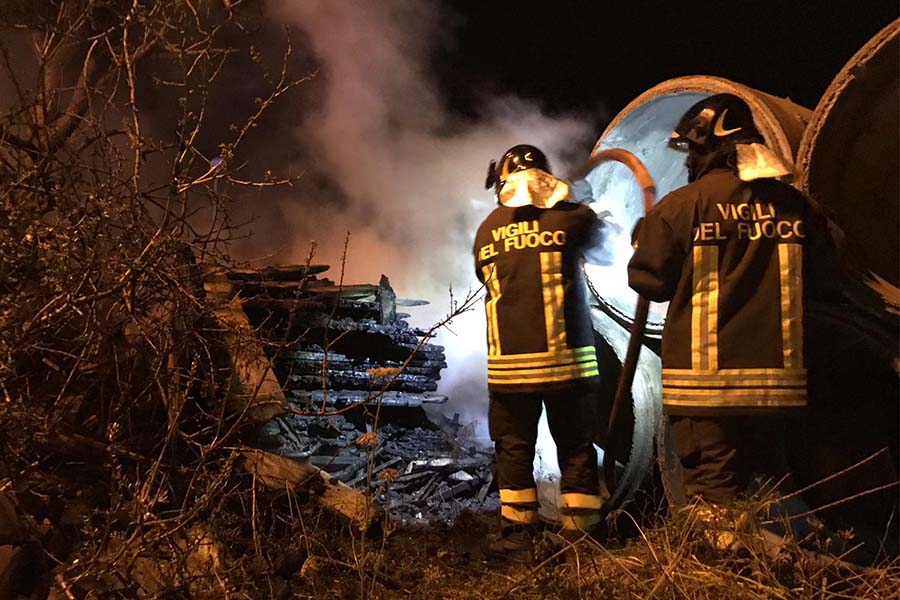 Santa Maria di Licodia. Incendio all’interno di una ditta di materiale edile