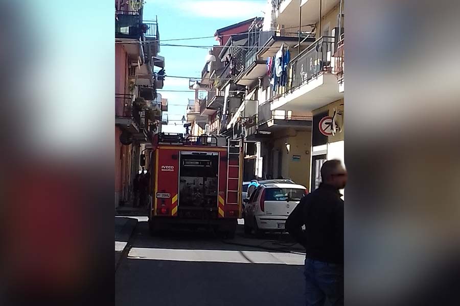 Santa Maria di Licodia. Bombola in fiamme in via Solferino
