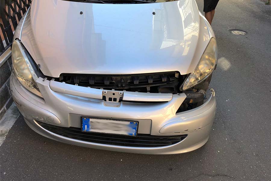 Biancavilla. Sbatte contro auto in sosta e fugge via