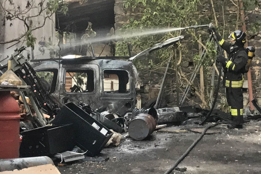 Paternò. Incendio in via Circumvallazione